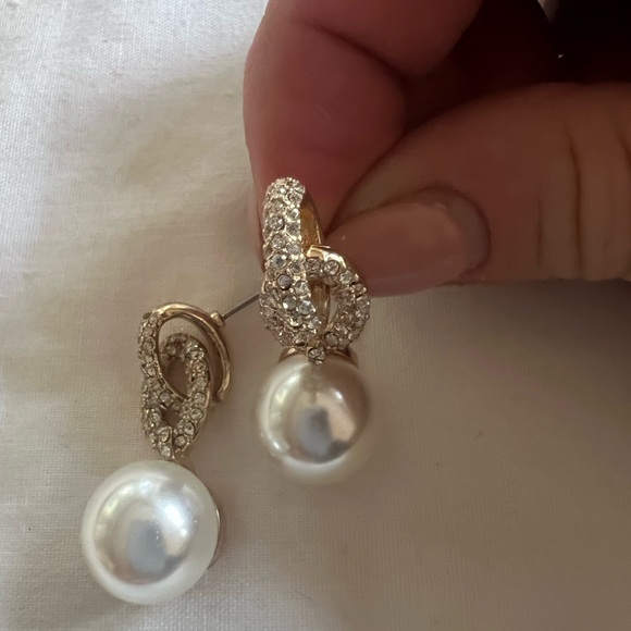 Elegant Pearl and Crystal Drop Earrings - Picture 2 of 6
